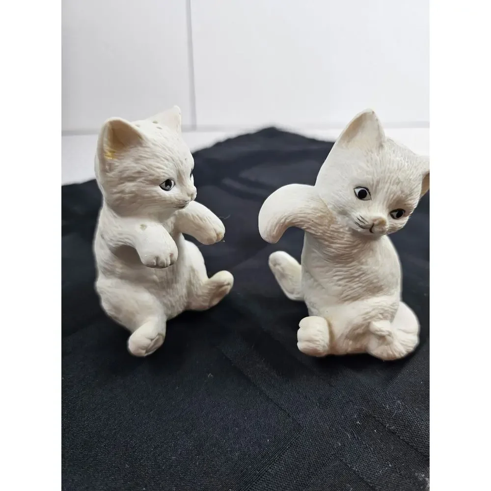 Vintage white kitty cat salt and pepper shakers Bisque ceramic Cat collectors‎